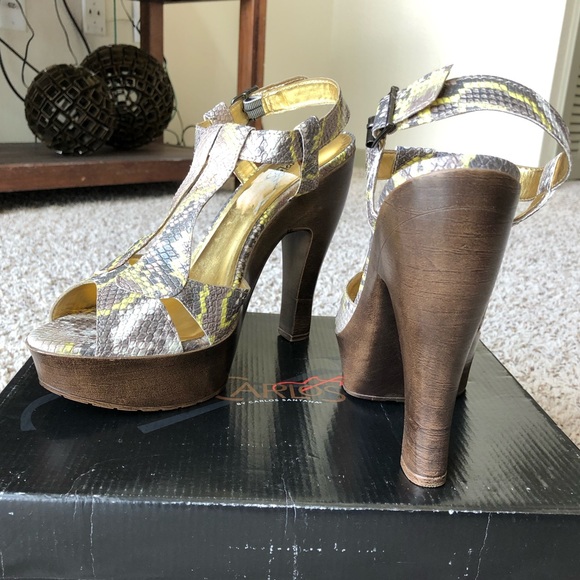 ⭐️ Carlos Santana Snakeskin Print Sandal ⭐️ - Picture 5 of 8